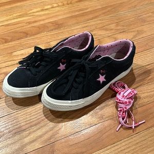 Hello Kitty Converse one star. Women’s size 7